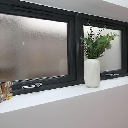 Lovely One Bed Apartment-Near All Transport-Village-Freeparking Londra Exterior foto