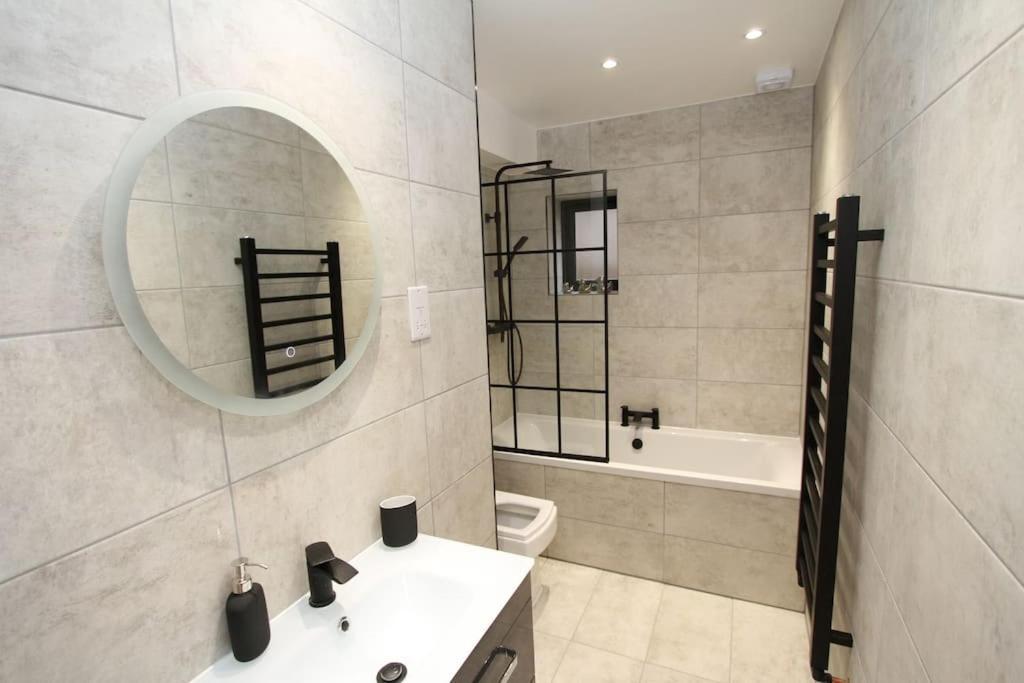 Lovely One Bed Apartment-Near All Transport-Village-Freeparking Londra Exterior foto