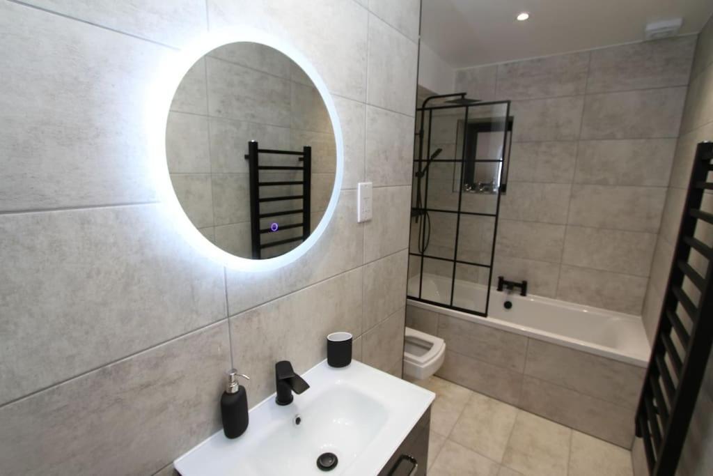 Lovely One Bed Apartment-Near All Transport-Village-Freeparking Londra Exterior foto